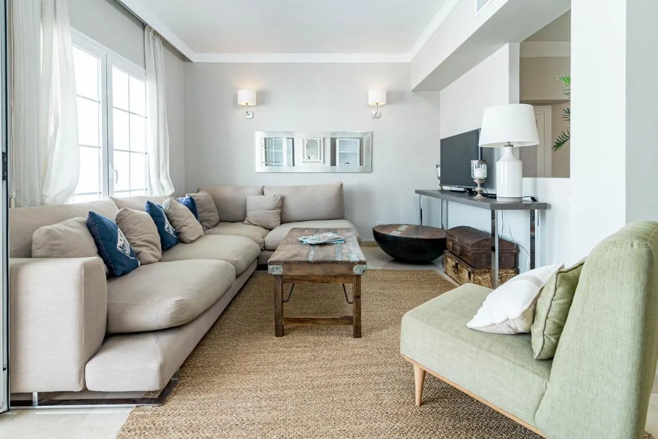 Captivating Coastal Townhouse In Aloha Pueblo With Amazing Mountain Views Marbella Casa vacanze