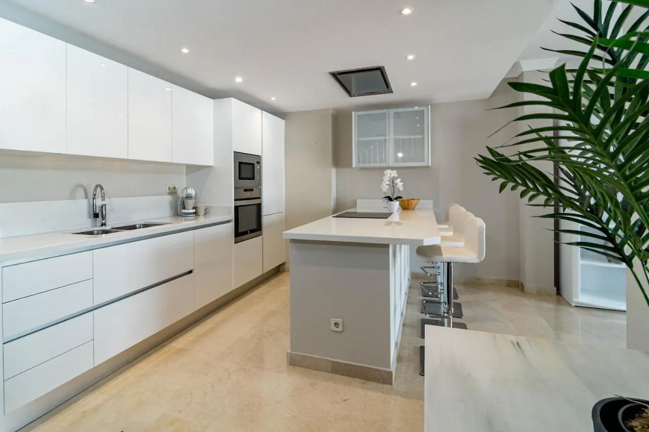 Captivating Coastal Townhouse In Aloha Pueblo With Amazing Mountain Views ماربيا بيت للعطل