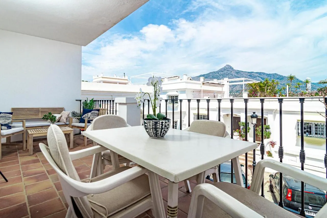 Captivating Coastal Townhouse In Aloha Pueblo With Amazing Mountain Views ماربيا