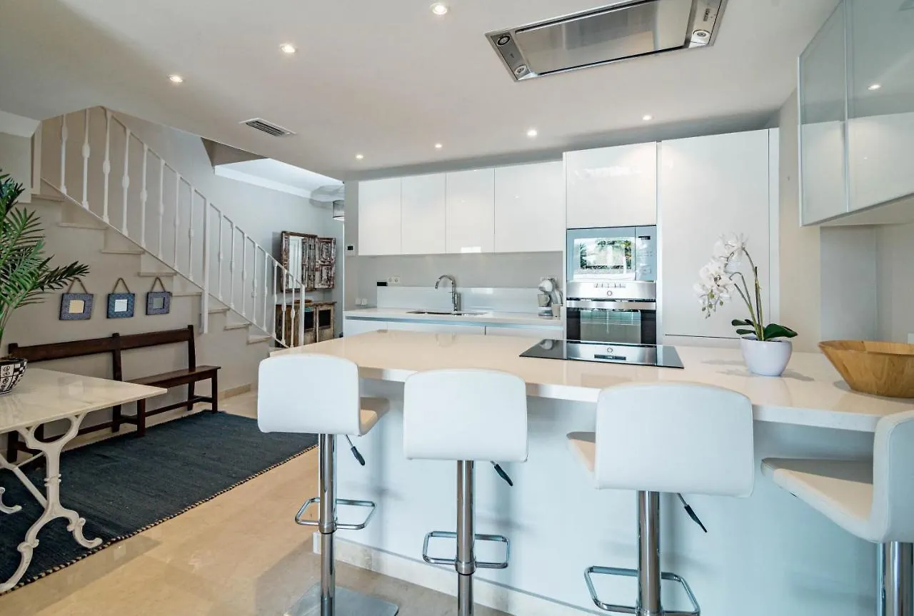 Captivating Coastal Townhouse In Aloha Pueblo With Amazing Mountain Views ماربيا 0*,  إسبانيا