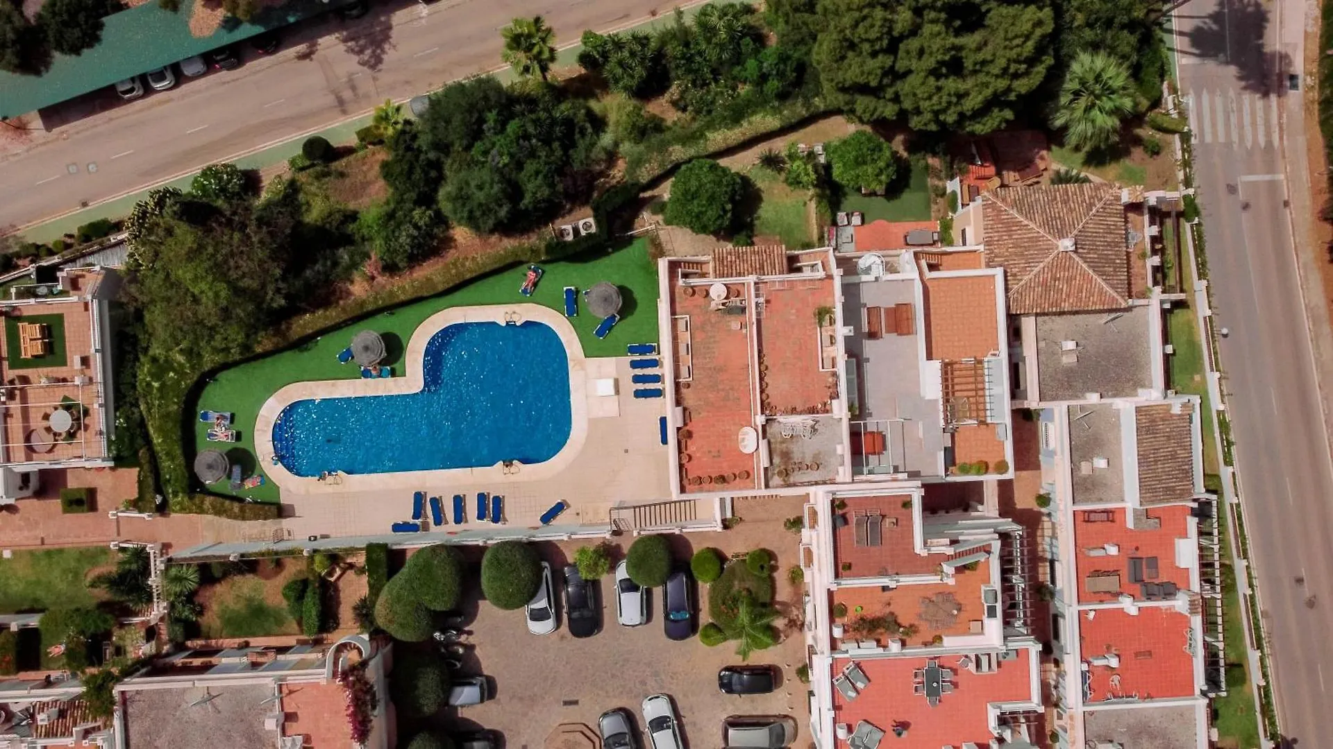 Captivating Coastal Townhouse In Aloha Pueblo With Amazing Mountain Views ماربيا بيت للعطل